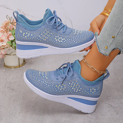 Liva™ damsneakers: stilrena och andningsbara wedgesneakers med färgglada strassdetaljer