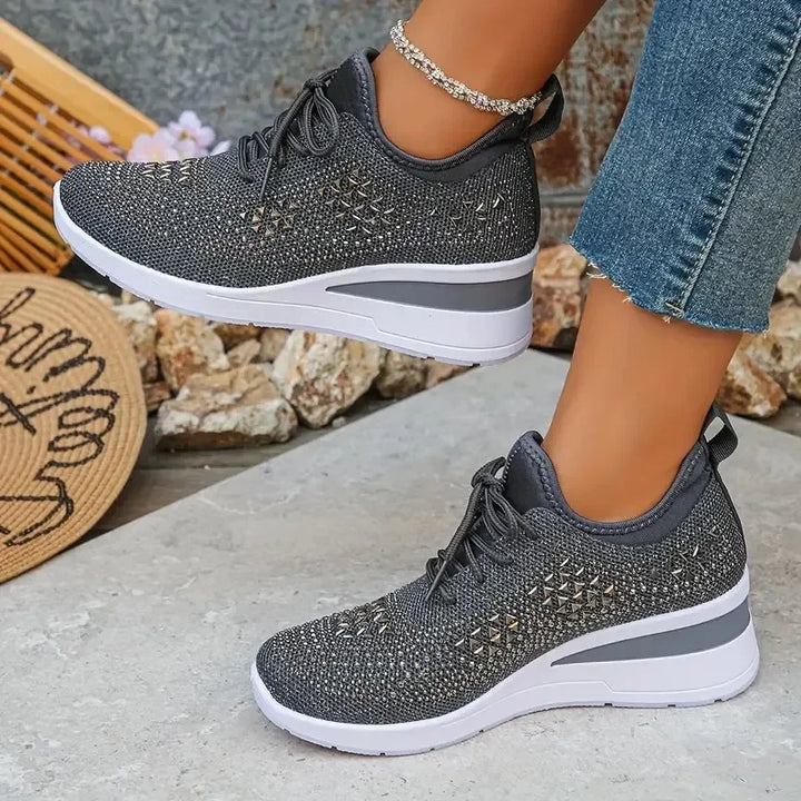 Liva™ damsneakers: stilrena och andningsbara wedgesneakers med färgglada strassdetaljer